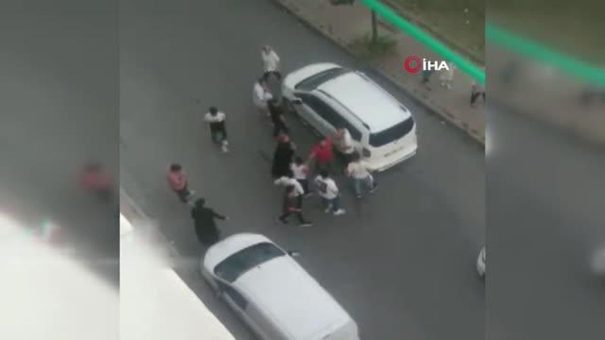 Son dakika haber | Büyükler kavga etti, küçük çocuk ezilmekten son anda kurtuldu...O anlar kamerada