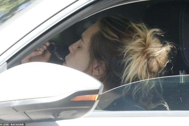 Cinsel ilişki ürünlerinin satıldığı mağazaya giren Cara Delevingne'ın bacağındaki morluklar dikkat çekti Cinsel ilişki ürünlerinin satıldığı mağazaya giren Cara Delevingne'ın bacağındaki morluklar dikkat çekti