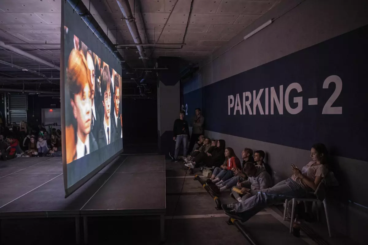 Harkiv'de halka savaşı unutturmak için otoparkta film gösterimi düzenleniyor