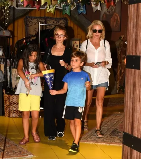 Anne oğulun alışveriş keyfi! Ece Erken oğlu için büyücü oldu