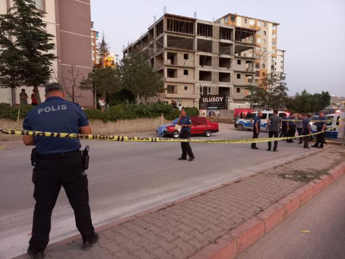 Son dakika haberi! OTOMOBİLLE HUSUMETLİSİNİN ÖNÜNÜ KESİP POMPALI İLE ATEŞ AÇTI 1 ÖLÜ