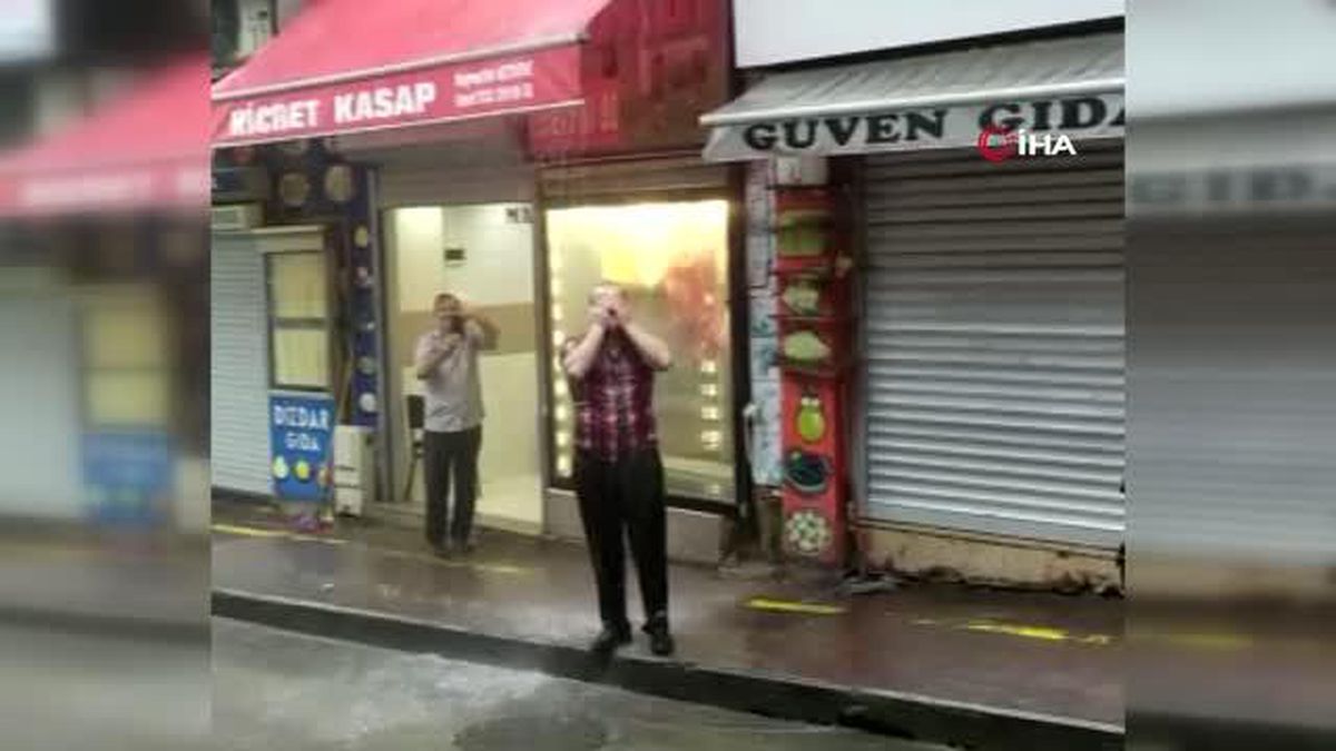 Sıcaklardan bunalan Rizeli vatandaş sokak ortasında böyle duş aldı