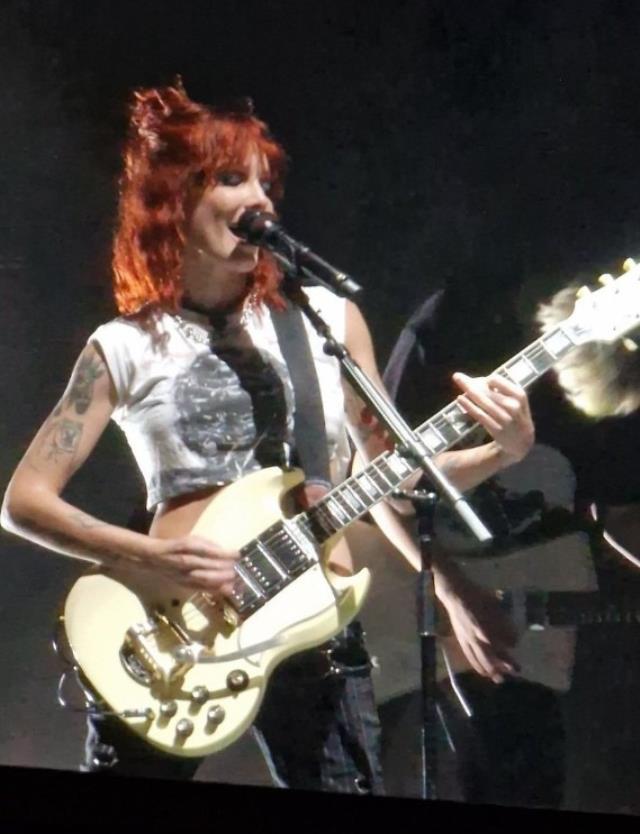 'Yenge' formunda! Yıldız şarkıcı Halsey, konserinde Türkçe konuştu, ortalık yıkıldı