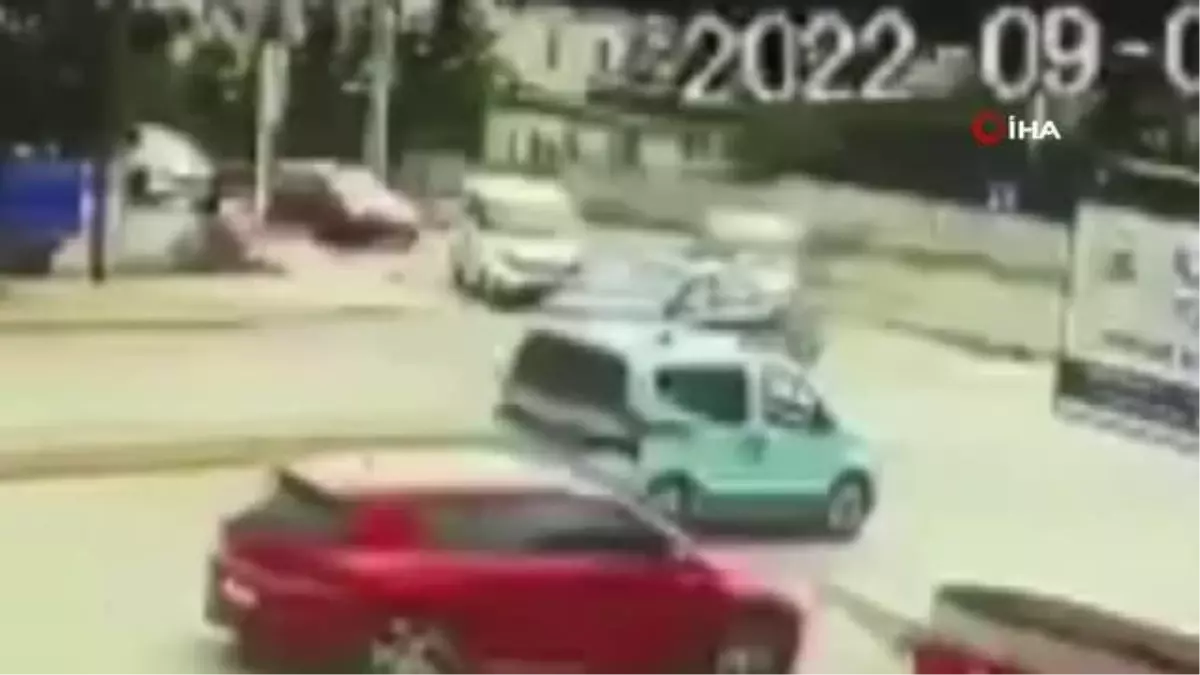 Son dakika haberi: 4 aracın karıştığı zincirleme kaza kamerada