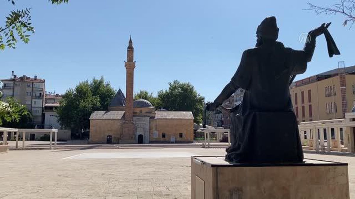 Ahi Evran'ın türbesini ziyaret edenler Ahilik prensiplerini öğreniyor