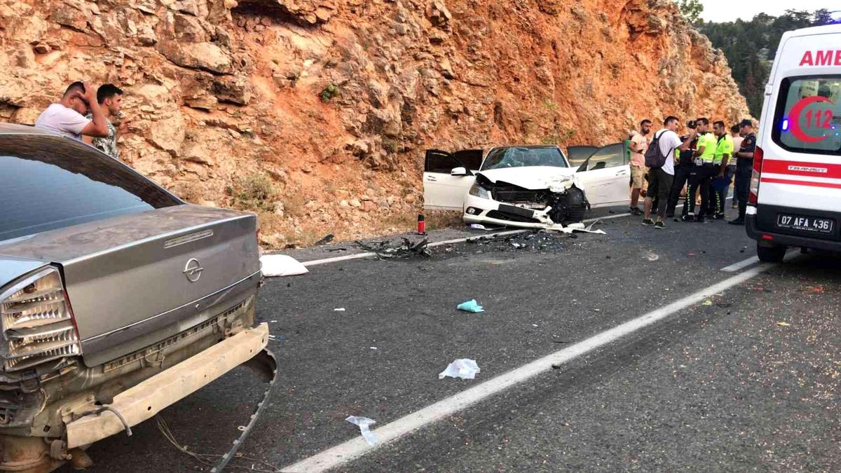 Üç otomobilin karıştığı kazada 4 kişi yaralandı