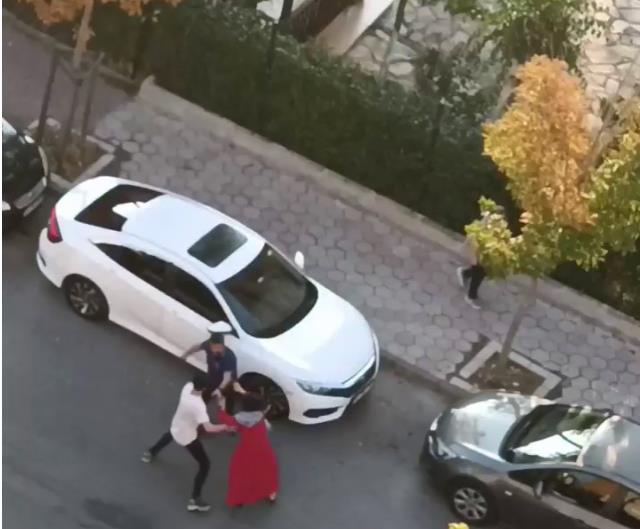 Ayrılmak istediği eşini sopa ve yumruklarla sokak ortasında dövdü