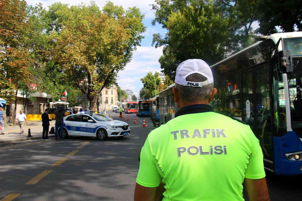 Başkent'te çakarlı araç denetimi