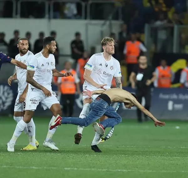 Olaylı maçın kahramanı Beşiktaşlı futbolcu Oğuzhan Akgün, sessizliğini bozdu Olaylı maçın kahramanı Beşiktaşlı futbolcu Oğuzhan Akgün, sessizliğini bozdu