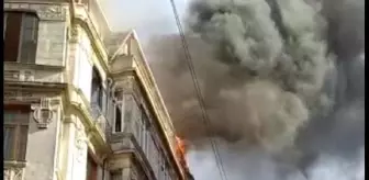 Beyoğlu'nda 5 katlı binada yangın (1)