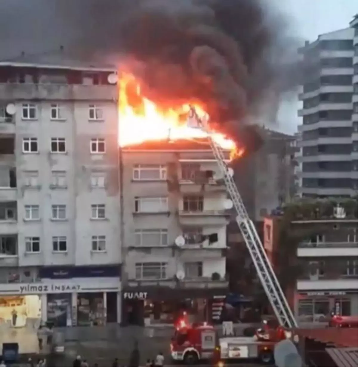 Son dakika haberi! Binanın çatısında çıkan yangın paniğe neden oldu
