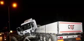 Büyükçekmece'de tırın bariyerlere çarptığı kazada sürücü yaralandı