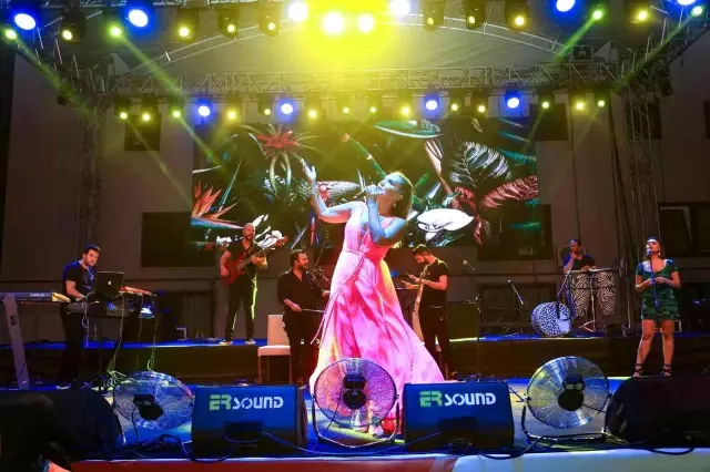 Demet Akalın şarkı söylerken kendini yere buldu