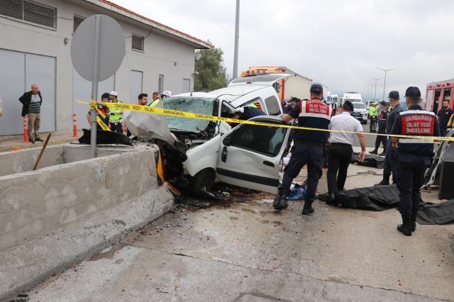Gişelerden geçmek isterken beton bariyere çarptı! Feci kazada araçta bulunan 4 kişi hayatını kaybetti Gişelerden geçmek isterken beton bariyere çarptı! Feci kazada araçta bulunan 4 kişi hayatını kaybetti