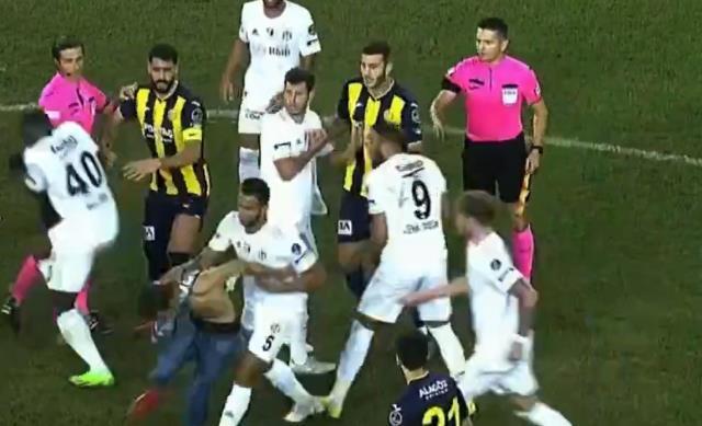 Görüntüler ortaya çıktı! Futbolculara uçan tekme atan taraftar tribünden sahaya böyle atlamış