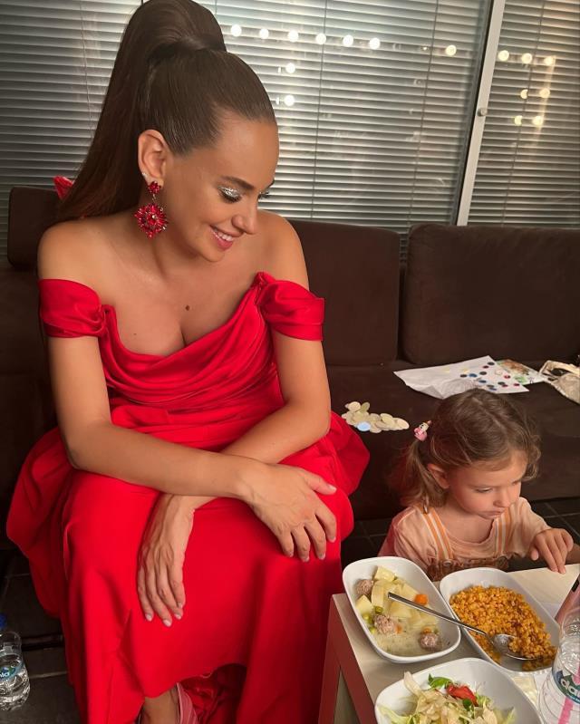 İkinci kez anne olan Seda Bakan kızlarıyla poz verdi