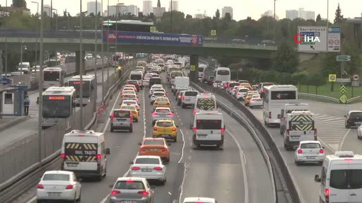 İstanbul'da eğitim öğretim döneminin başlamasıyla birlikte trafikte yoğunluk oluştu