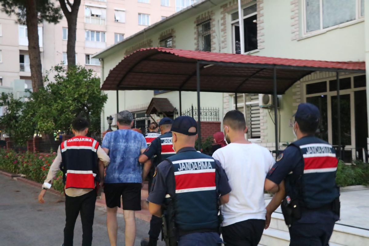 İzmir haber... İzmir'de yurt dışına kaçma hazırlığı yapan 3 FETÖ şüphelisi yakalandı