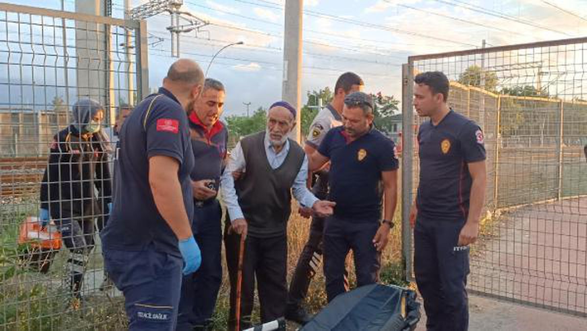 Bileti olmadığı için trene alınmayan 90 yaşındaki adam, raylarda yürümeye başlayınca ekipler seferber oldu