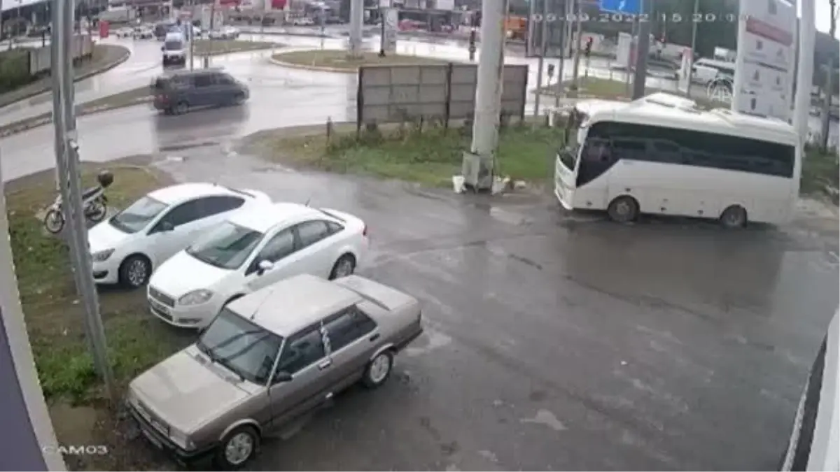 Karşı şeride geçerek kamyona çarpan panelvanın sürücüsü yaralandı