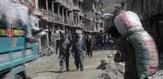 Pakistan'da selin yıktığı köprü ve yollar nedeniyle halk erzakı sırtında taşıyor