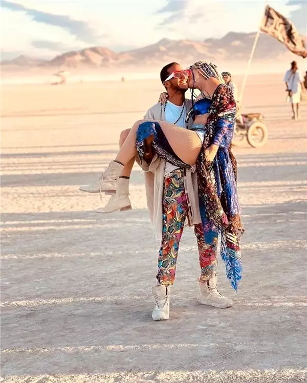 Çöl Partisinde aşka geldi! Şeyma Subaşı sevgilisinin kucağında poz verdi Çöl Partisinde aşka geldi! Şeyma Subaşı sevgilisinin kucağında poz verdi