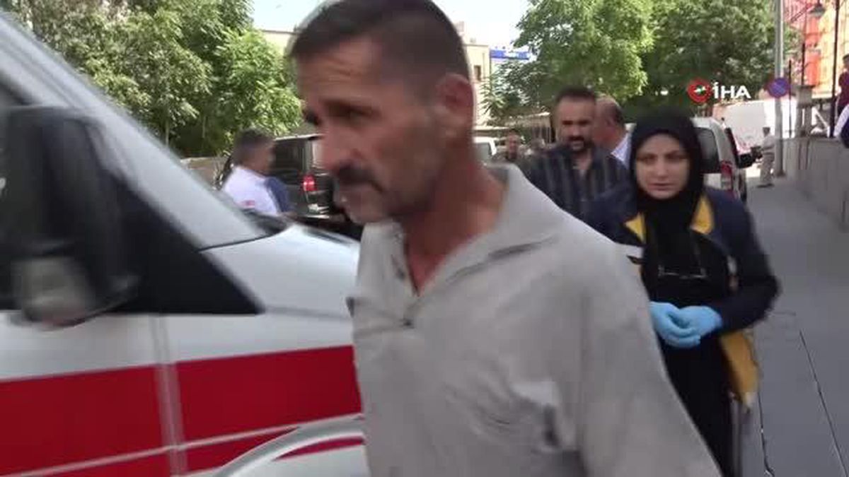 Şiddet gören kadını canı pahasına kurtardı, bıçaklandı