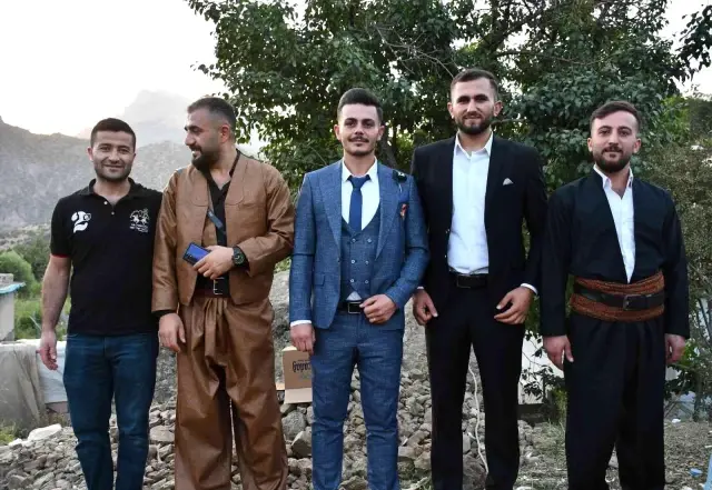 Şırnak'ta ilginç takı geleneği: Oy kullanır gibi sandık kuruldu, zarflar atıldı