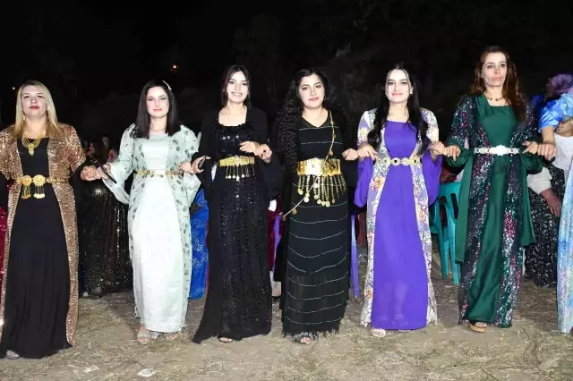 Şırnak'ta ilginç takı geleneği: Oy kullanır gibi sandık kuruldu, zarflar atıldı