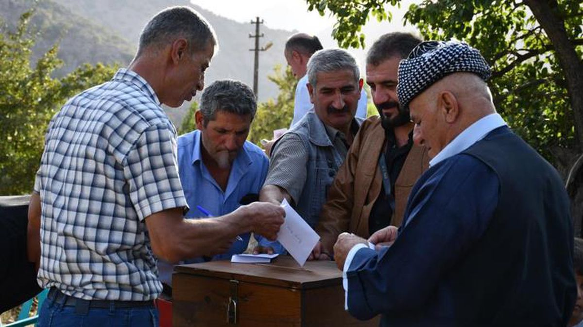 Şırnak'ta ilginç takı geleneği: Oy kullanır gibi sandık kuruldu, zarflar atıldı