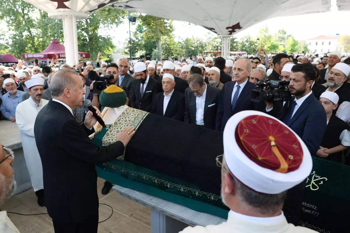 Türk düşünce hayatının önemli isimlerinden Ömer Tuğrul İnançer, Cumhurbaşkanı Erdoğan'ın katıldığı törenle son yolculuğuna uğurlandı
