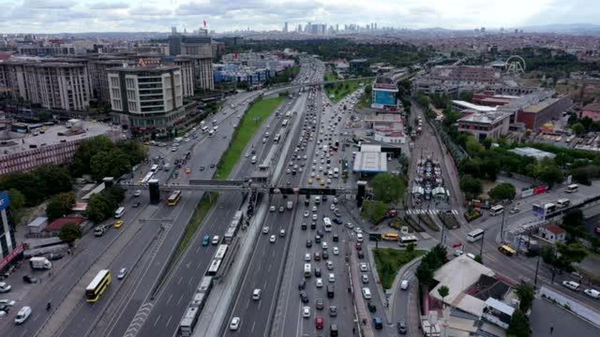 Uyum haftasının başlamasıyla İstanbul'da trafik yoğunluğu arttı