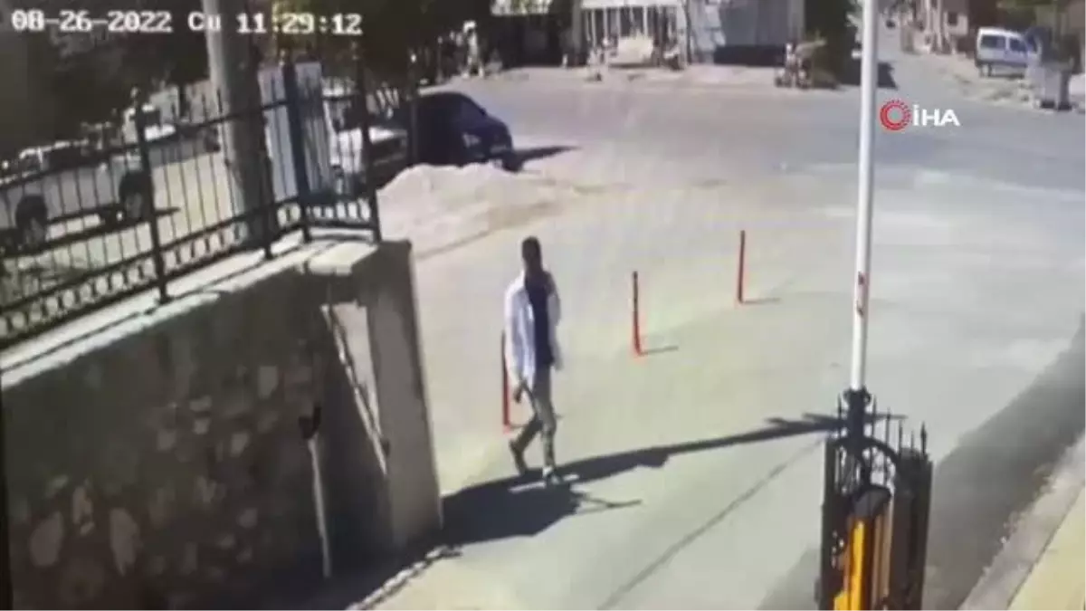 Yaşlı adamın altın ve parasını dolandıran şüpheliden kendini çeken gazeteciye pişkin tepki: 'Yakışıklı çek ha'