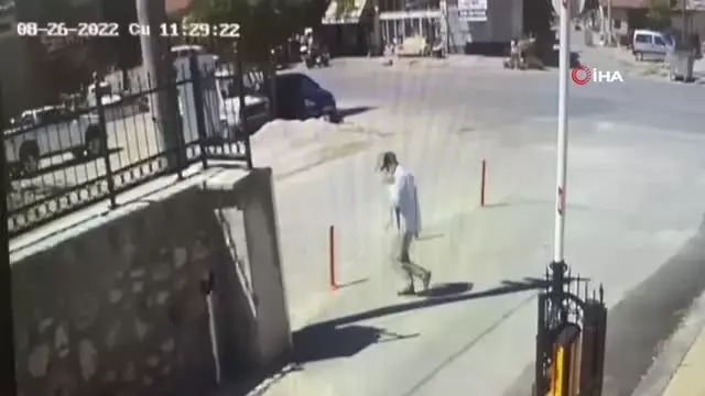 Yaşlı adamı dolandıran zanlı pişkinlikte sınır tanımadı: Yakışıklı çıkart ha Yaşlı adamı dolandıran zanlı pişkinlikte sınır tanımadı: Yakışıklı çıkart ha