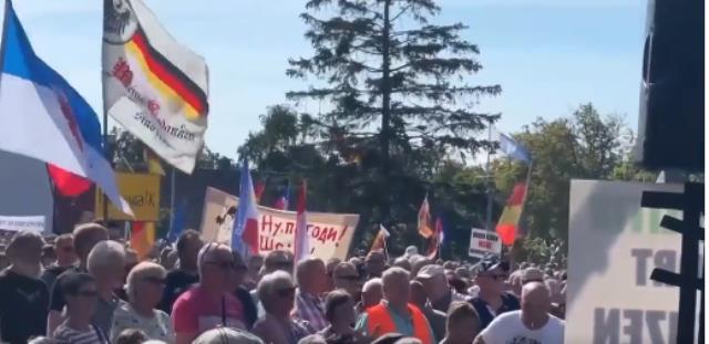 Almanya'da vatandaşlar Olaf Scholz'ın Kuzey Akım-2 projesinin durdurma kararını protesto etti Almanya'da vatandaşlar Olaf Scholz'ın Kuzey Akım-2 projesinin durdurma kararını protesto etti