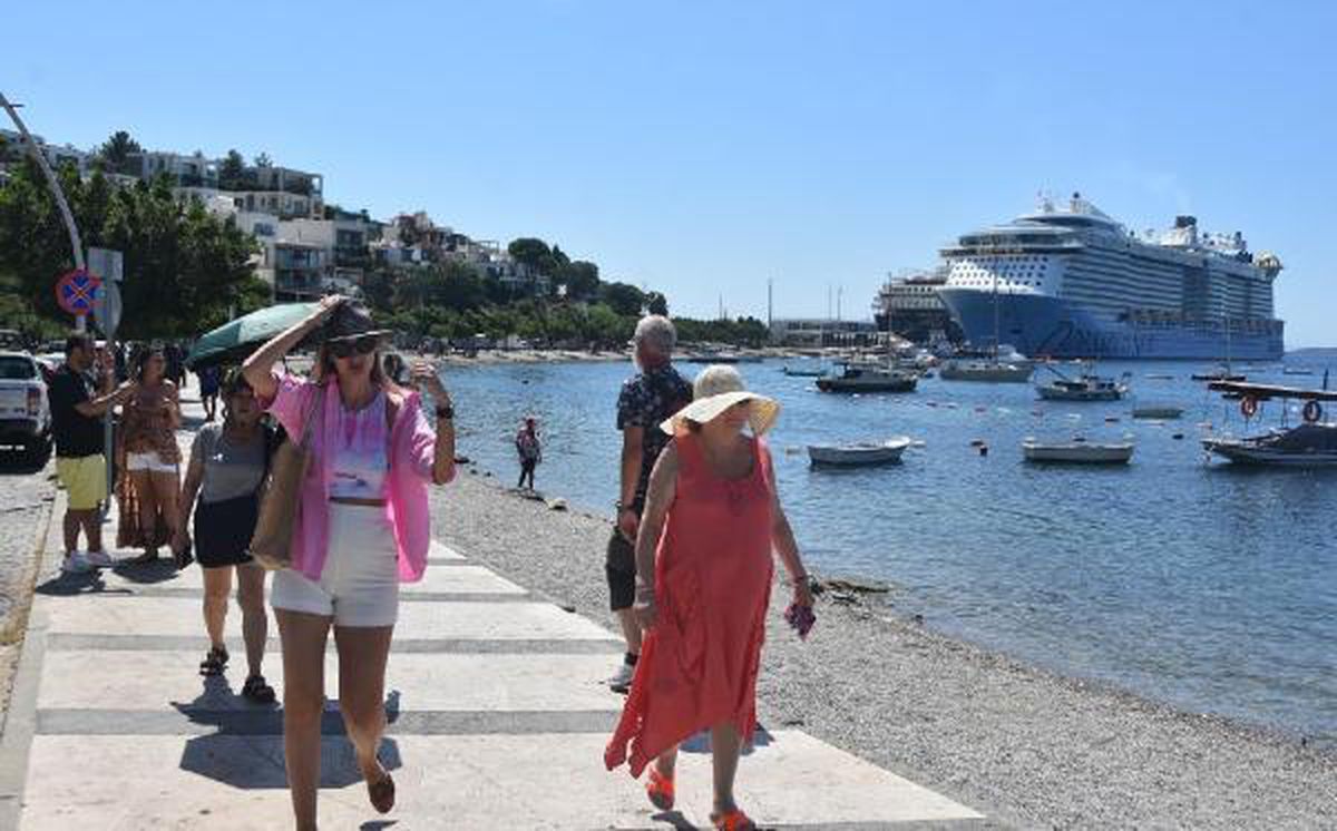 BODRUM'A 2 KRUVAZİYER GEMİ İLE 5 BİN 316 TURİST GETİRDİ