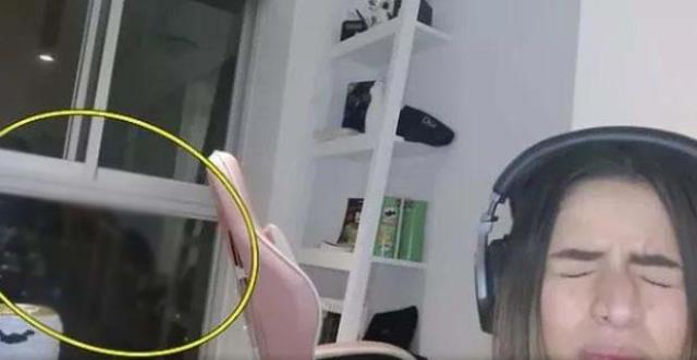 Canlı yayında cinsel ilişkiye giren kadın camı unutunca her şey anbean göründü