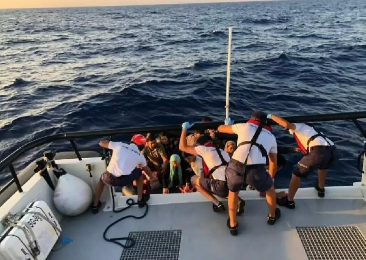 Muğla haberi... Datça'da 3 Türk vatandaşı ile 186 kaçak göçmen kurtarıldı