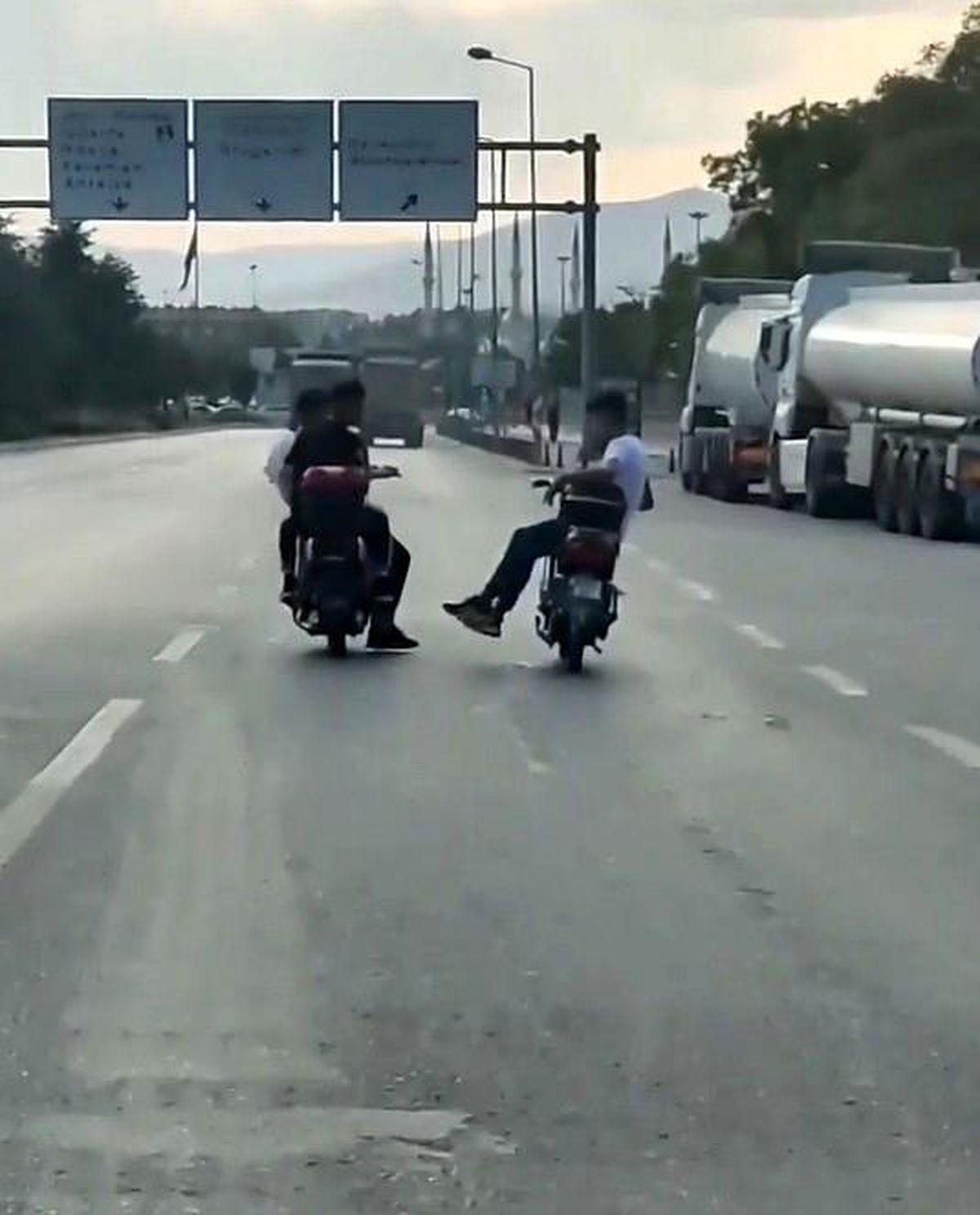 Son dakika haberi... Elektrikli motosiklete yan oturan sürücünün tehlikeli yolculuğu kamerada