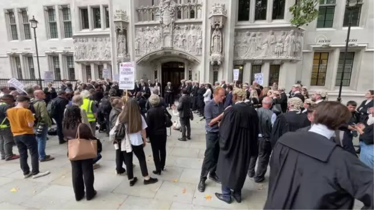 İngiltere ve Galler'de ceza avukatları süresiz grev başlattı