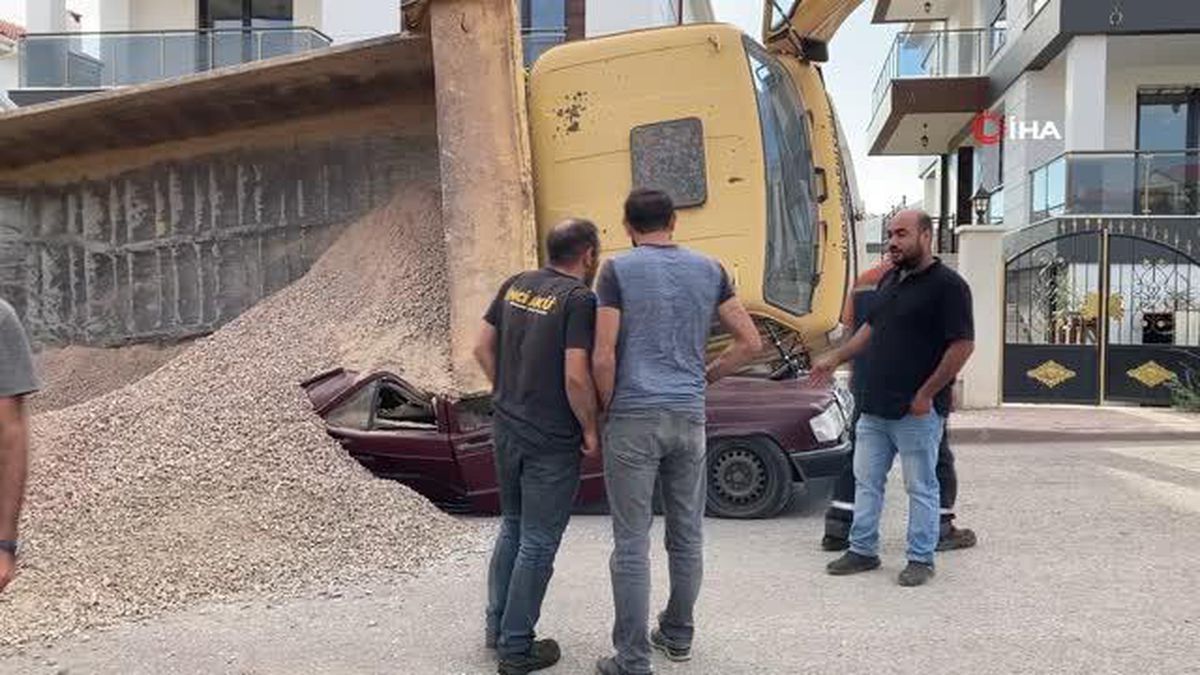 Mıcır yüklü kamyon, lüks otomobilin üzerine devrildi