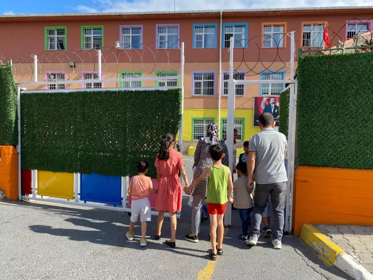 Minikler için ilk ders zili çaldı