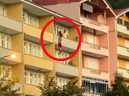 Bunalıma giren genç evinin balkonundan boşluğa kendini böyle bıraktı
