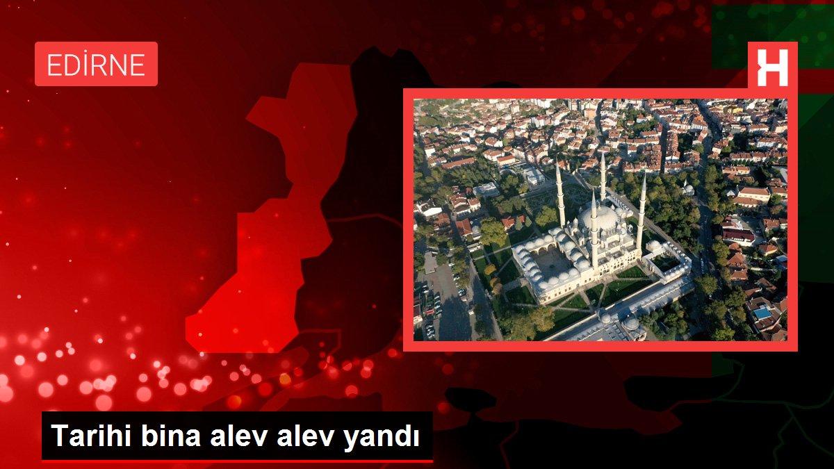 Tarihi bina alev alev yandı