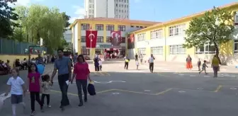 Uyum eğitiminin ikinci gününde öğrenciler velileriyle okullara geldi