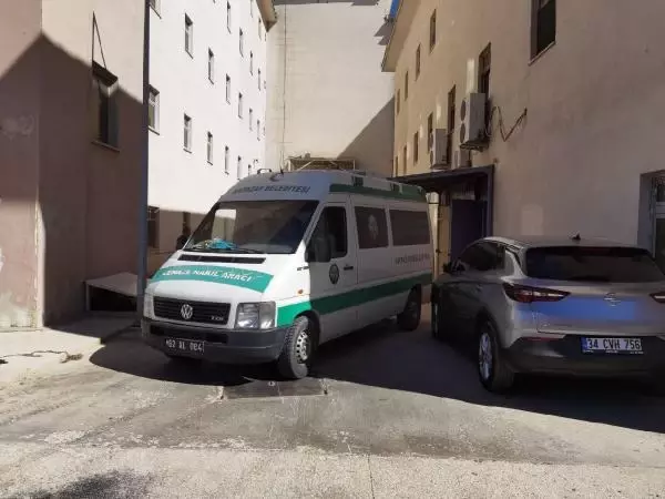 Almanya'dan köyüne döndü; el frenini çekmediği otomobilinin altında kalıp öldü Almanya'dan köyüne döndü; el frenini çekmediği otomobilinin altında kalıp öldü