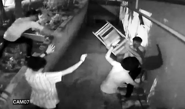 İstanbul'un göbeğinde dehşet! Hırsızı yakalayan esnaf, yabancı uyruklu '515 çetesinden' öldüresiye dayak yedi İstanbul'un göbeğinde dehşet! Hırsızı yakalayan esnaf, yabancı uyruklu '515 çetesinden' öldüresiye dayak yedi