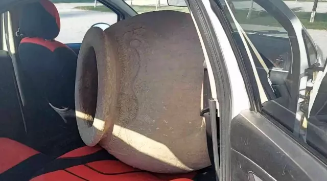 Bin 200 yıllık tarihi küpü aracın ön koltuğunda battaniyeye sarılı halde götürürken yakalandılar