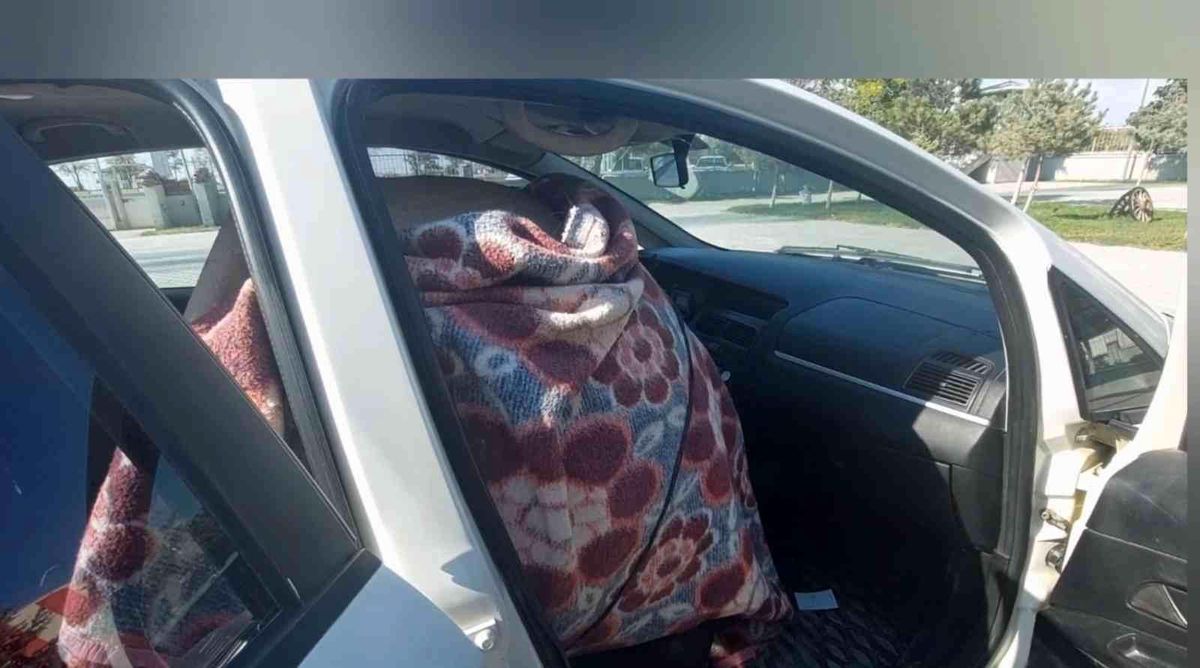 Arkaya sığmayınca ön koltuğa koymuşlar! Battaniyeyi açan ekipler tarihi küpü görünce şaşıp kaldı