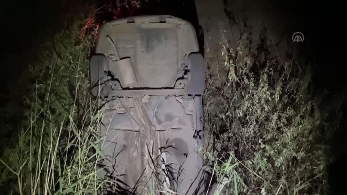 Devrilen otomobilin sürücüsü yaralandı